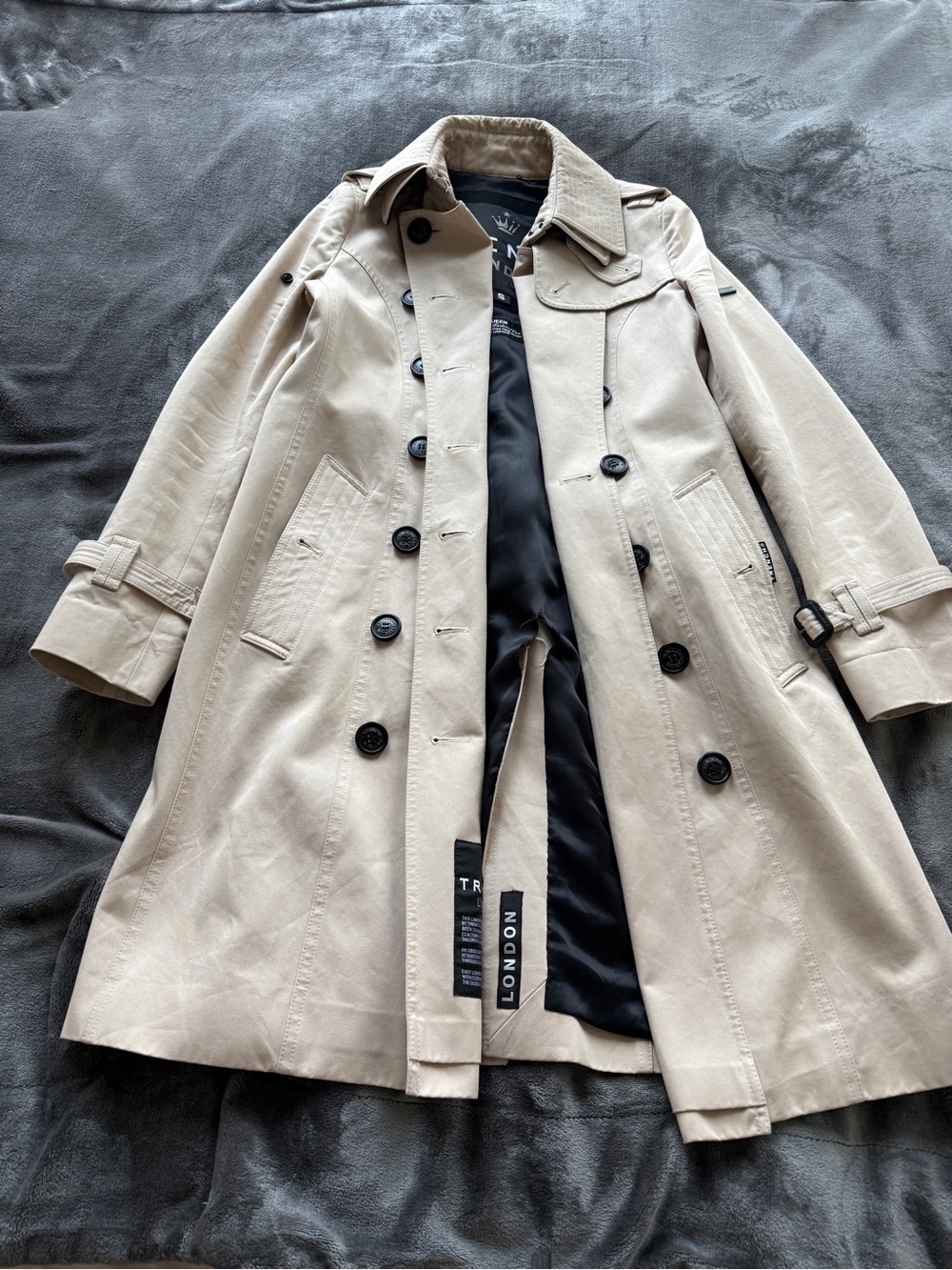 TRENCH LONDON Queen Classic Trench Coat (Stone/Black/Gold) - Picture 4 of 16